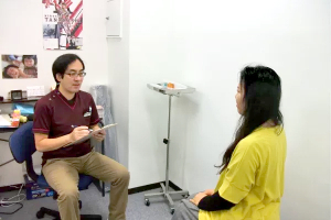 シダ鍼灸整骨院のカウンセリング風景画像です。