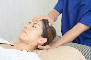 那覇カラダリンク整体の鍼灸施術の準備をしている画像