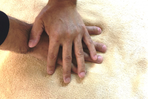 なごみカイロプラクティックの肩こりの施術風景画像です。