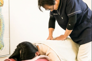 ひとしカイロプラクティック院の腰痛の施術画像