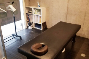 えびす整骨院　長堀橋駅院で整体施術を受ける内観画像