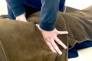 新松戸クラシオン整骨院の骨盤矯正の施術風景画像です。