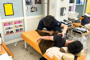 鎌ヶ谷西口整骨院の整体の施術風景画像です。