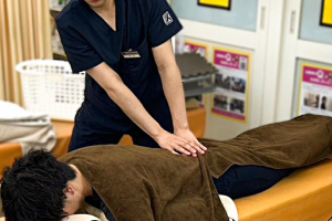 鎌ヶ谷西口整骨院の腰痛の施術風景画像です