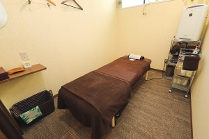 鍼灸あんまマッサージ指圧 ひとみ治療院で整体施術を受ける内観画像像