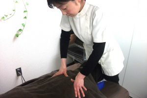 鍼灸あんまマッサージ指圧 ひとみ治療院のあん摩マッサージ指圧の施術風景画像です。