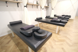 航空公園の鍼灸整骨院で整体施術を受ける内観画像