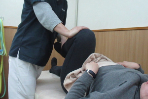 大宮町整骨院の腰痛の施術風景画像です。