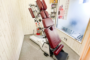 心身堂鍼灸整骨院・整体院　泉大津院のトムソンベッドの画像です。