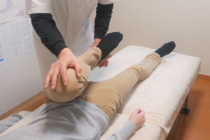 えまり療術院の骨盤矯正の施術画像