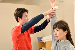 のうだ整骨院の肩こりの施術風景画像です。