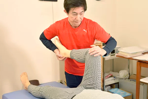 のうだ整骨院の膝痛の施術風景画像です。