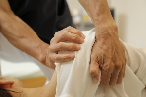 おだゆうじカイロプラクティック施術院の肩こりの施術風景画像です。