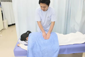 ＴＨＣ井荻接骨院であん摩マッサージ指圧を受ける内観画像像