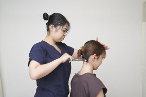 おがわ整骨院　金町駅北口院の肩こりに対する施術風景画像