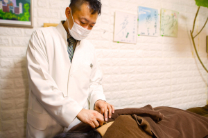 土田はり灸院の肩こりの施術風景画像です。