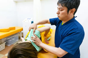 たかお整骨院の肩こりの施術風景画像です。