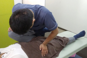 ミキ整骨院の腰痛の施術風景画像です。