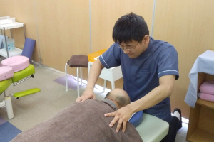 ミキ整骨院の肩こりの施術風景画像です。