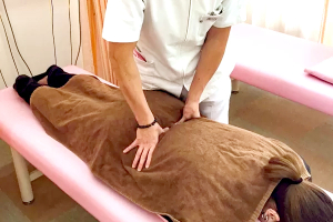 翔永整骨院の腰痛の施術風景画像です。