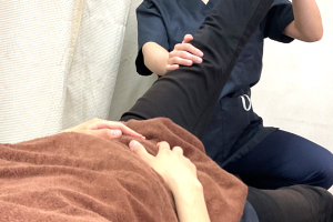 あだち五反野鍼灸整骨院の整体の施術風景画像です。