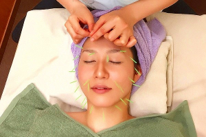 あだち五反野鍼灸整骨院の美容鍼の施術風景画像です。