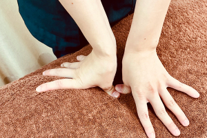 あだち五反野鍼灸整骨院の腰痛の施術風景画像です。