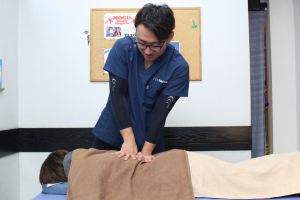 くじら堂鍼灸整骨院の腰痛の施術風景画像です。