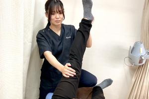 荒川鍼灸整骨院の骨盤矯正施術の施術風景画像です。
