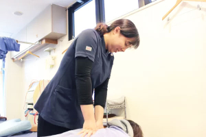 いるか堂鍼灸整骨院の肩こりの施術風景画像です。