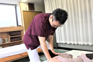 骨盤カイロ姿勢ＮＡＶＩの腰痛の施術風景画像です。