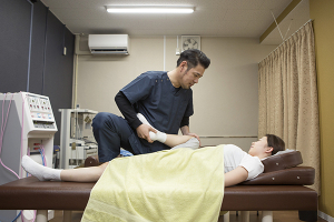 城野とも鍼灸整骨院の骨盤矯正施術の施術風景画像です。