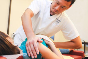 茅ヶ崎海岸整骨院の整体の施術風景画像です。