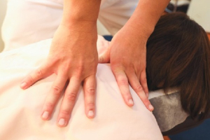 茅ヶ崎海岸整骨院のあん摩マッサージ指圧の施術風景画像です。