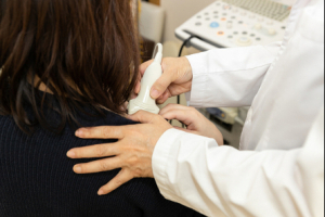 岡山五十肩治療センターの肩こりの施術画像