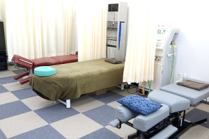 たろう鍼灸接骨院であん摩マッサージ指圧を受ける内観画像