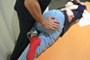 ひだまり整骨院の骨盤矯正施術の施術風景画像です。