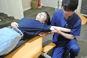 ひだまり整骨院の肩こりの施術風景画像です。