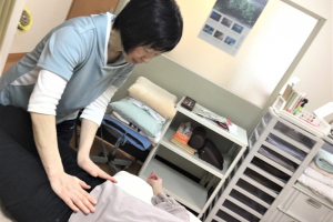 日本カイロプラクティックセンターたかしまの骨盤矯正施術の施術風景画像です。