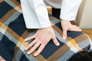 日本ｶｲﾛﾌﾟﾗｸﾃｨｯｸｾﾝﾀｰ横浜西口研究室の肩こりの施術風景画像です。