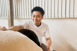 マッスルケア仙台の肩こりの施術風景画像です。