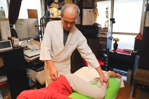 天寿堂整復院の骨盤矯正施術の施術風景画像です。