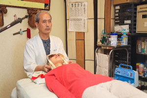 天寿堂整復院の肩こりの施術風景画像です。