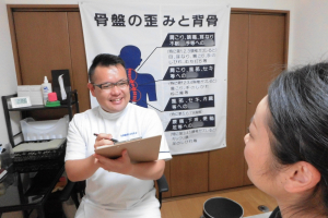 カイロプラクティック×美容カイロエステティックＨＡＢＩＮＡの整体施術のカウンセリング風景の画像