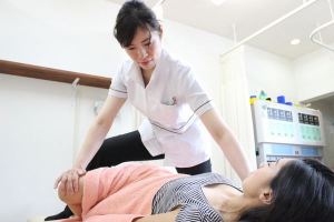 おかだ整骨院の骨盤矯正の施術画像