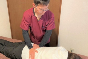 さいとう整骨院のあん摩マッサージ指圧の施術風景画像です。