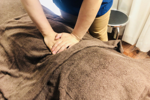 南千住駅前整骨院・鍼灸院の腰痛の施術風景画像です。