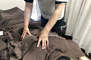 南千住駅前整骨院・鍼灸院の肩こりの施術風景画像です。