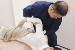 整体館匠の肩こりの施術風景画像です。