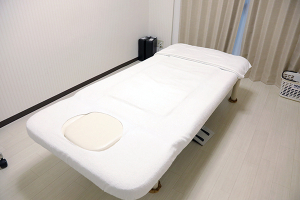 はりきゅう整骨院ＭＯＩＫＩＹＡで整体施術を受ける内観画像像